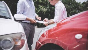 two-persons-writing-on-paper-car-insurance-claims-scotland