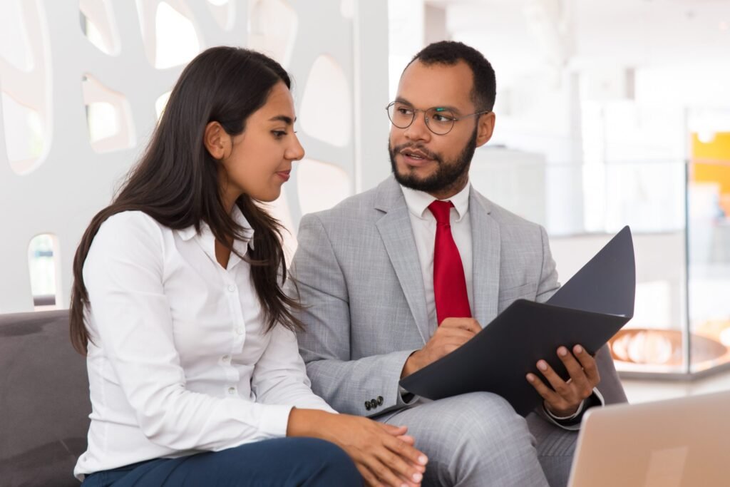 man-women-talking-with-personal-injury-solicitor